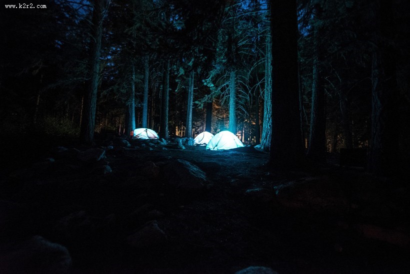 夜晚露营的帐篷图片