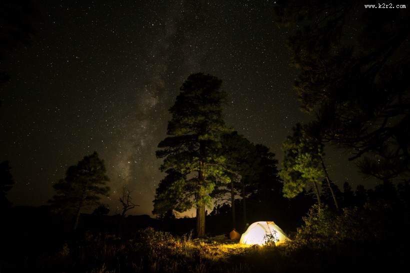 夜晚露营的帐篷图片