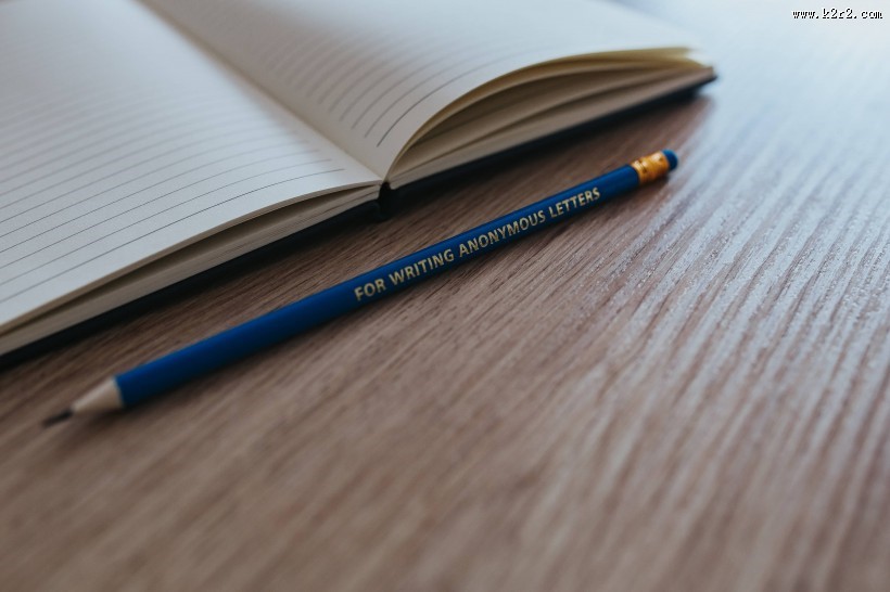 桌子上的彩色铅笔图片