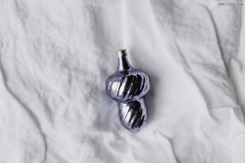 亮紫色的圣诞树饰品图片