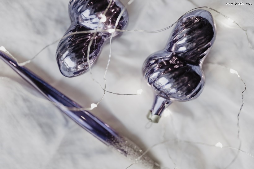 亮紫色的圣诞树饰品图片