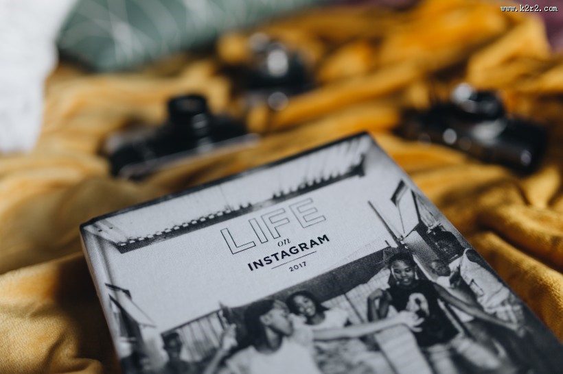 放在一起的相机和杂志图片