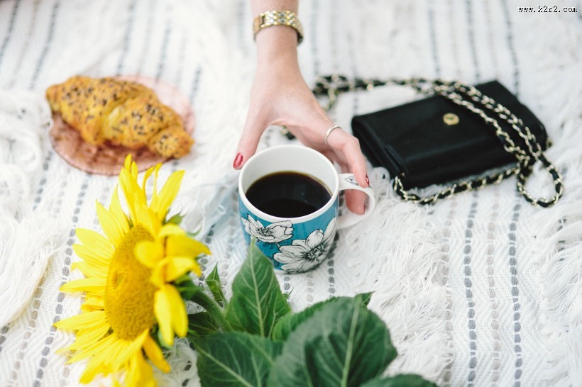 床上的木制键盘和面包的图片