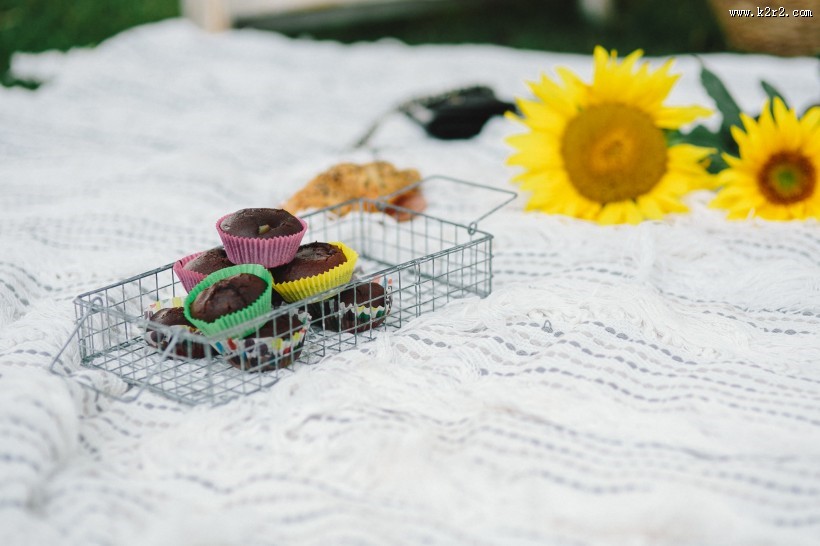 床上的木制键盘和面包的图片