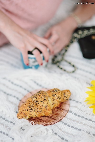 床上的木制键盘和面包的图片