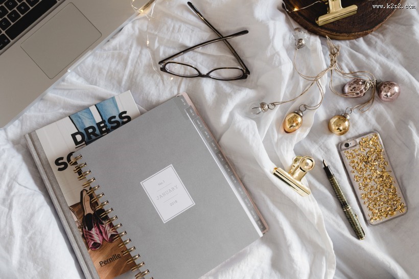 床上杂乱的书籍图片