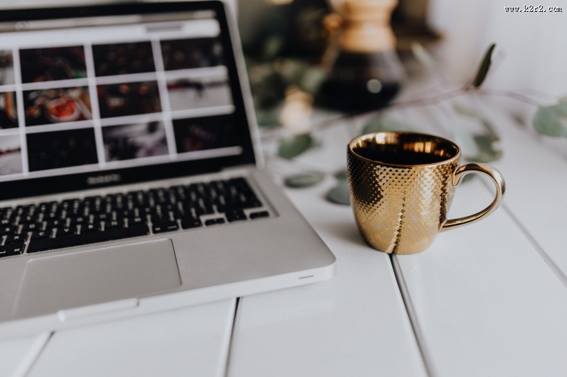 磨制咖啡与苹果电脑的图片