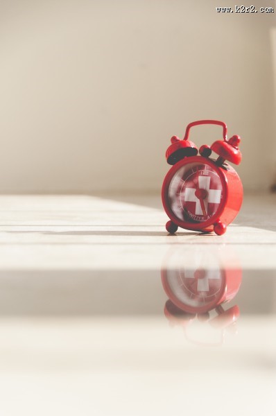 圆形机械小闹钟图片