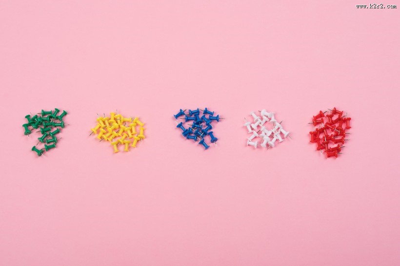 五颜六色的图钉图片