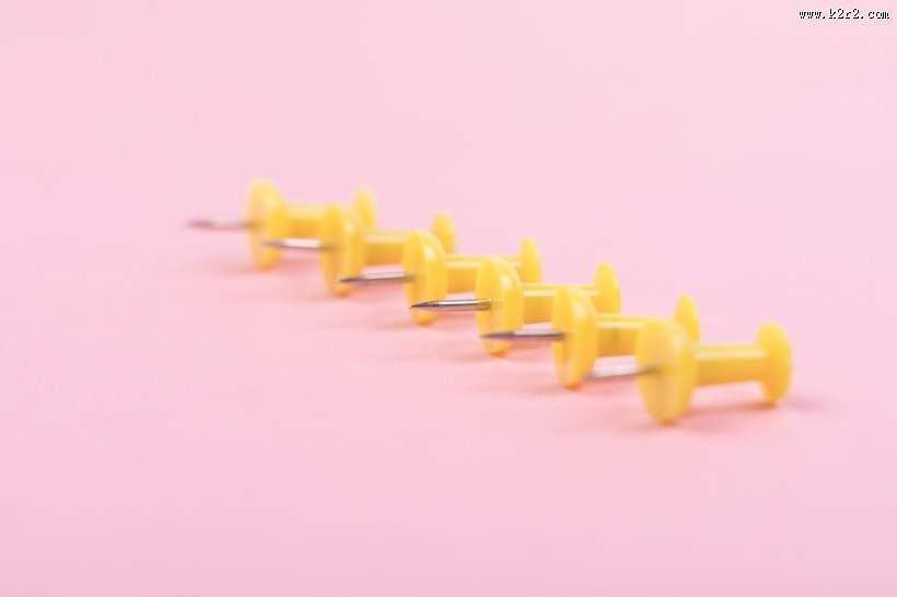 五颜六色的图钉图片