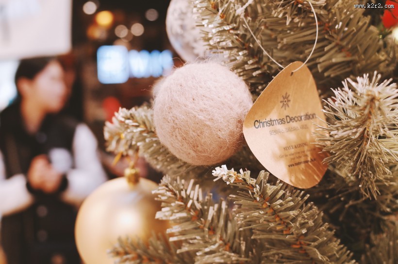 圣诞树上的一些小饰品图片