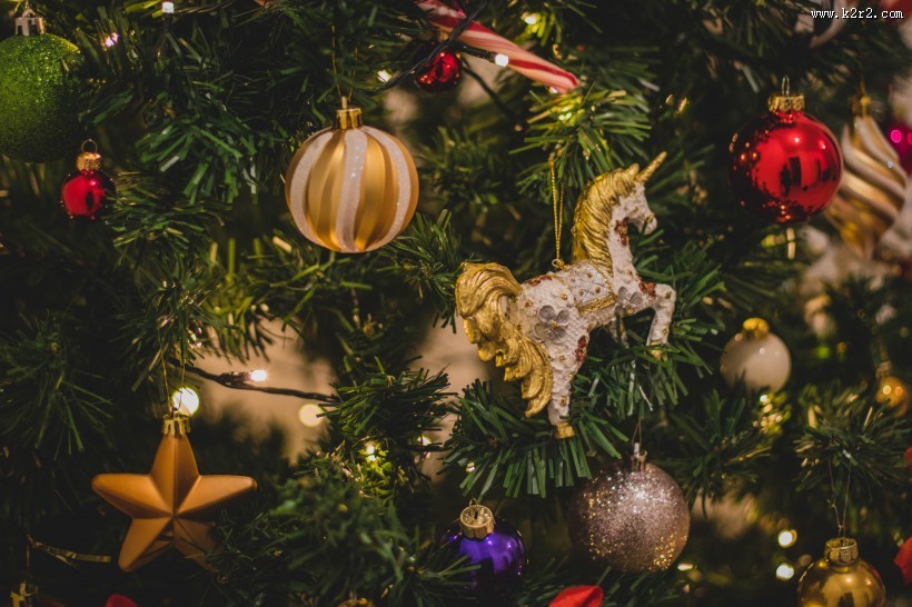 圣诞树上的一些小饰品图片