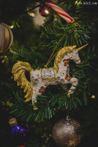 圣诞树上的一些小饰品图片