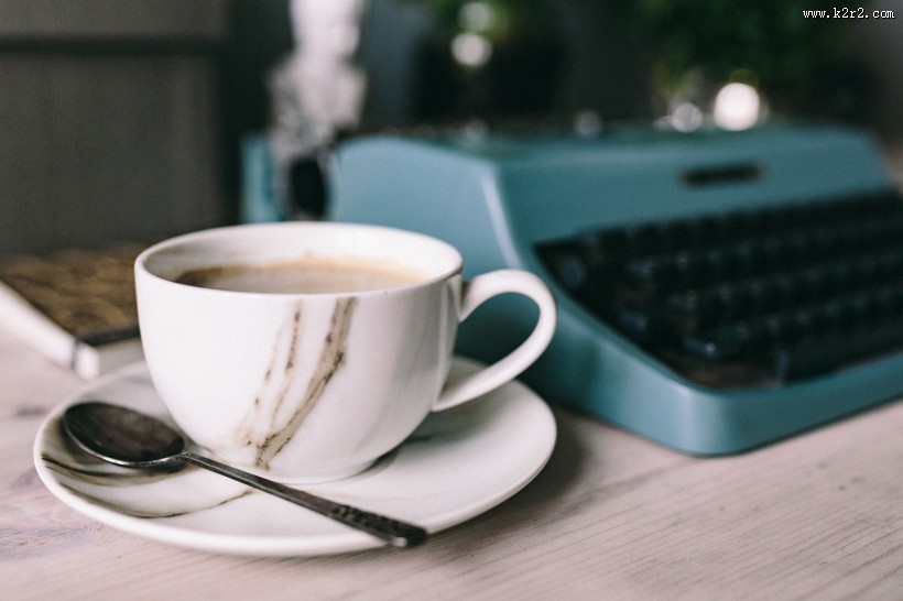 使用旧打字机的雨天图片