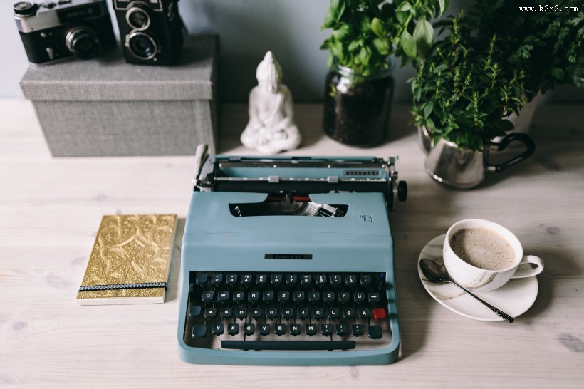使用旧打字机的雨天图片