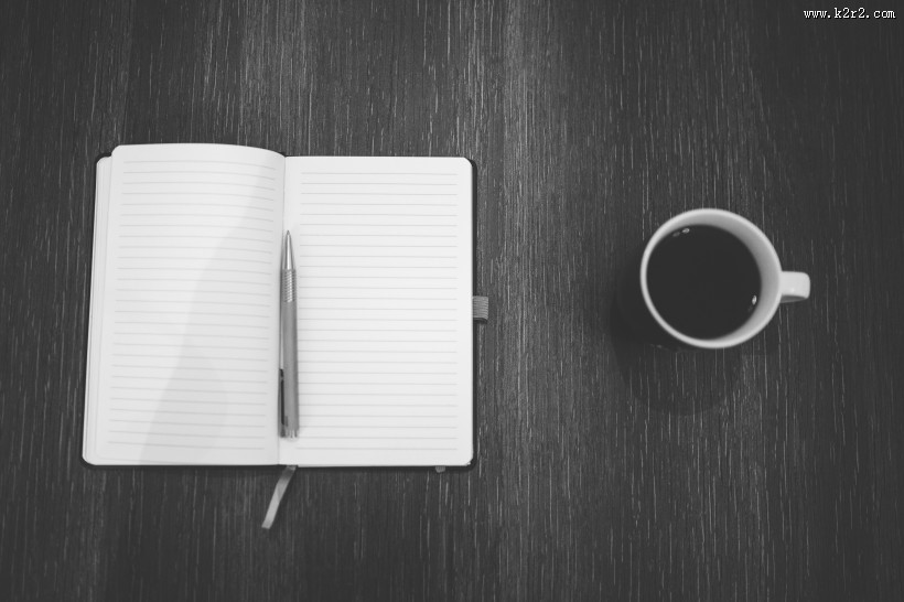 放着笔的笔记本图片