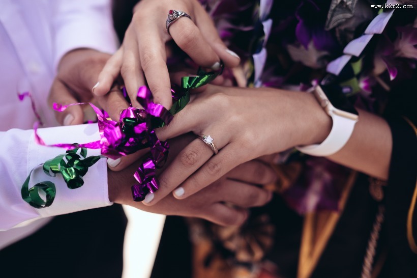 手指上的戒指图片