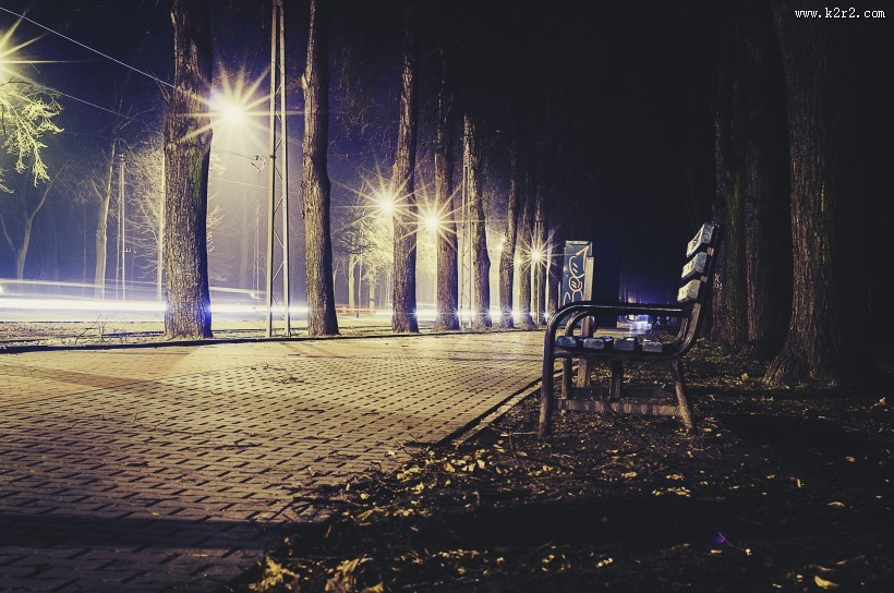 户外安放的长椅图片