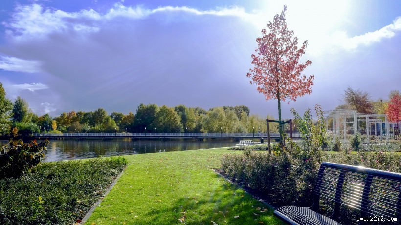 户外安放的长椅图片