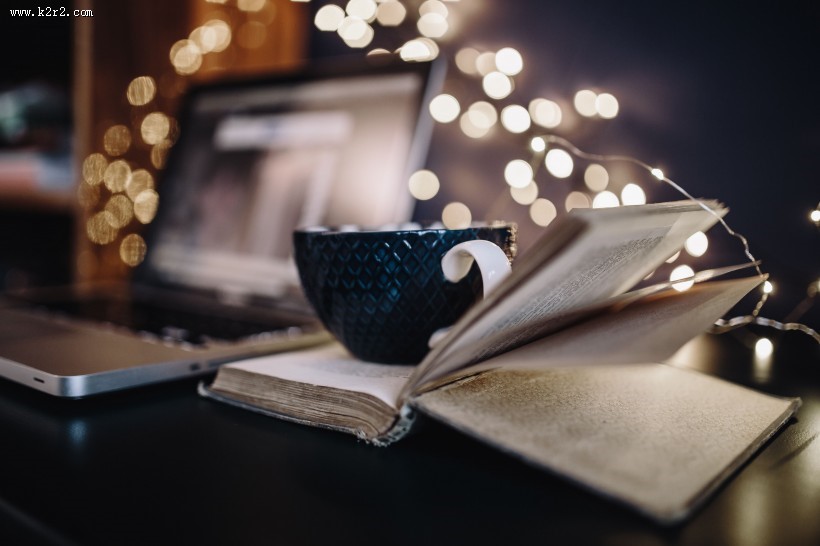 摆放在书本上的小灯泡图片大全