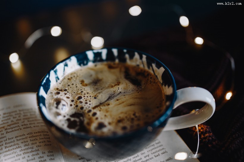 摆放在书本上的小灯泡图片大全