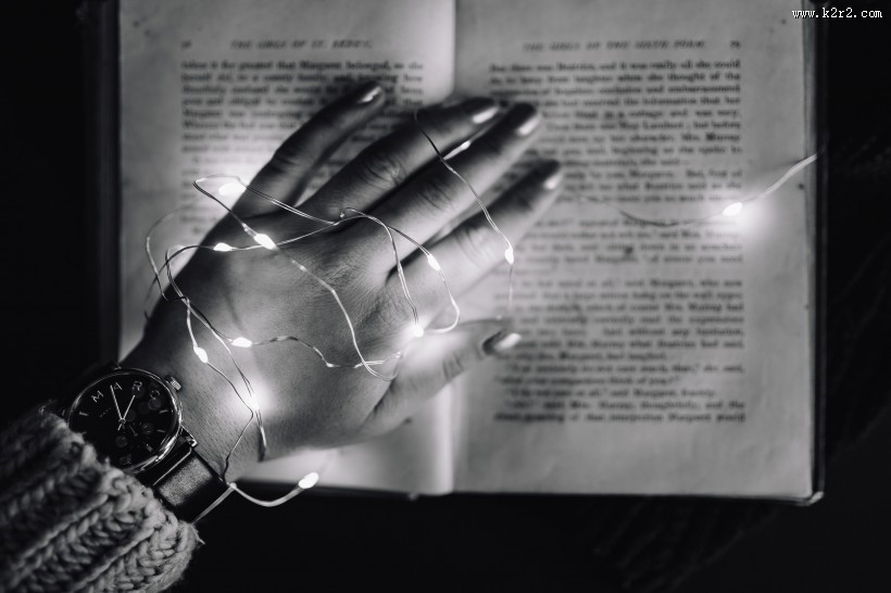 摆放在书本上的小灯泡图片大全