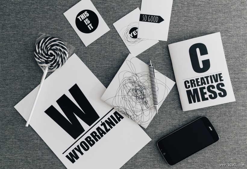 黑白色调的物件摆放图片