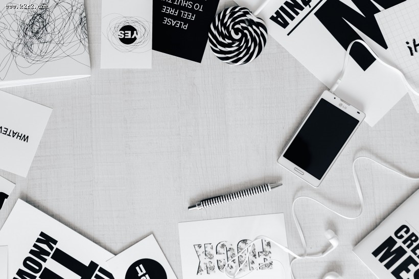 黑白色调的物件摆放图片