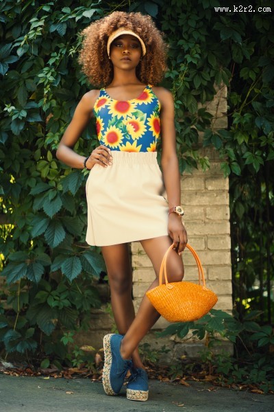 模特展示的时尚女包图片