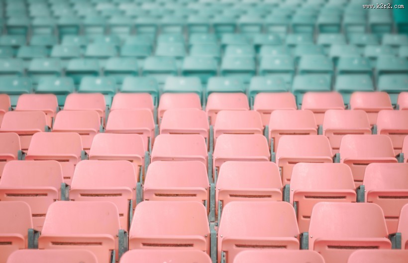 整齐安放的椅子图片