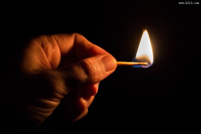 点燃的火柴图片