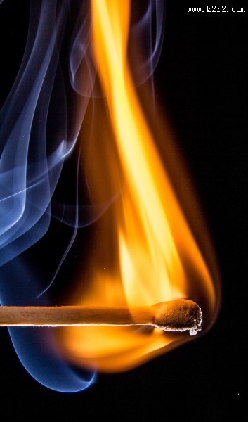 点燃的火柴图片