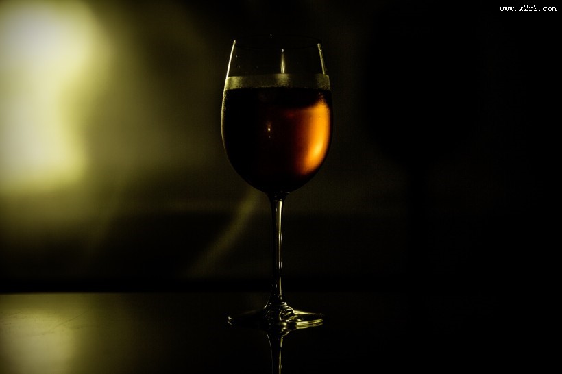 透明的红酒杯图片