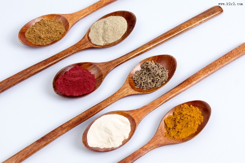 放着调料的小勺子图片