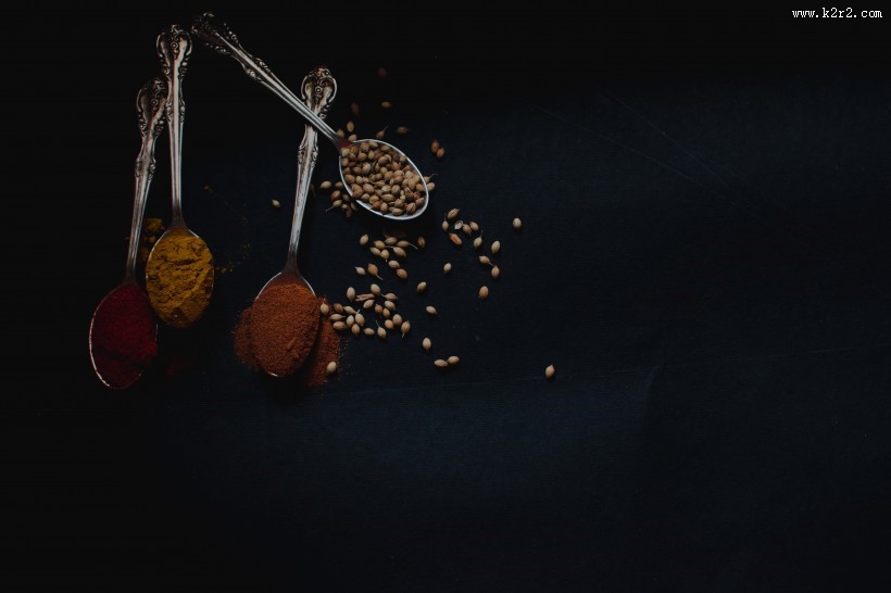 放着调料的小勺子图片