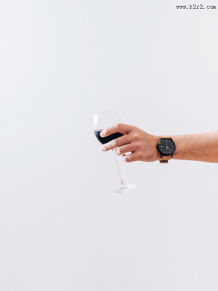 戴在手腕上的手表图片