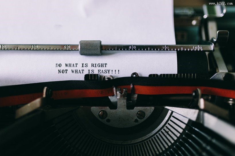 复古打字机的特写图片