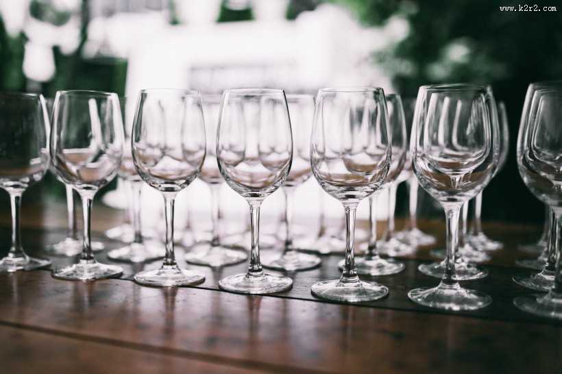 玻璃空酒杯的特写图片