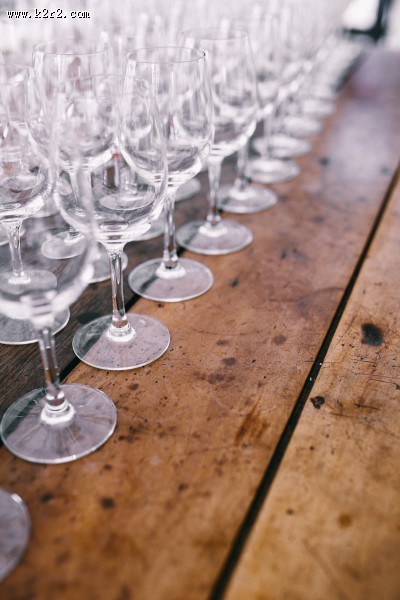 玻璃空酒杯的特写图片