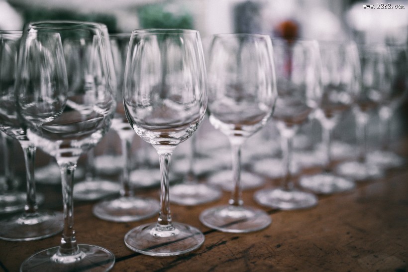 玻璃空酒杯的特写图片