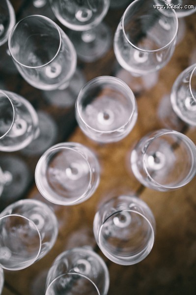 玻璃空酒杯的特写图片