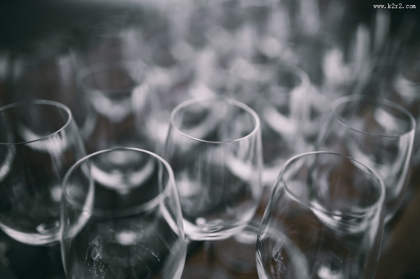 玻璃空酒杯的特写图片