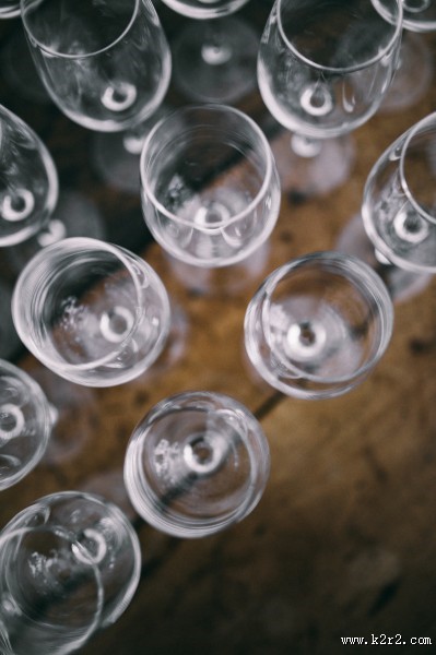 玻璃空酒杯的特写图片