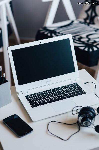 白色笔记本和智能手机的摆放图片大全