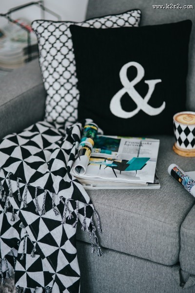 沙发上的杂志图片大全