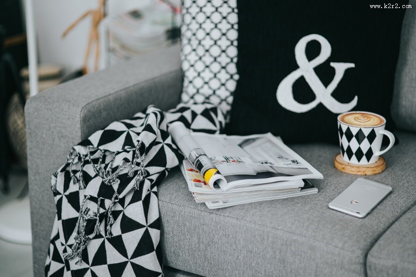 沙发上的杂志图片大全