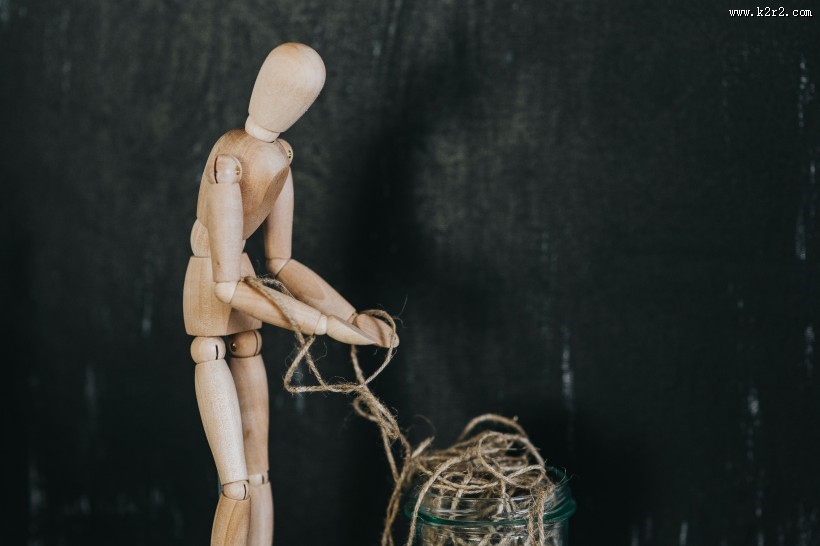 摆着各种姿势的木质模型图片