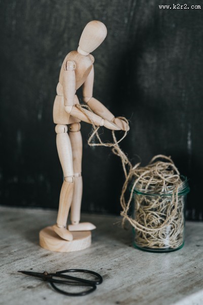 摆着各种姿势的木质模型图片