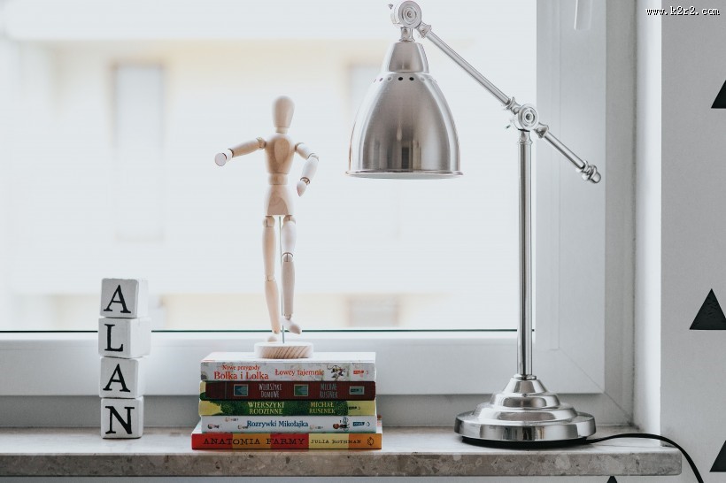 摆着各种姿势的木质模型图片