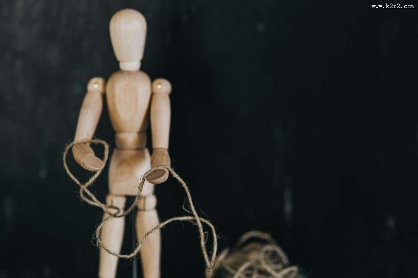 摆着各种姿势的木质模型图片